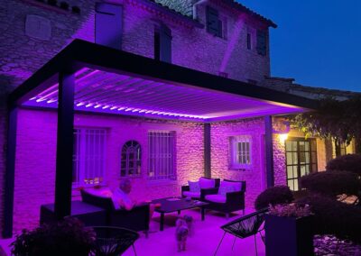 Pergola bioclimatique éclairage multi-couleur RGB