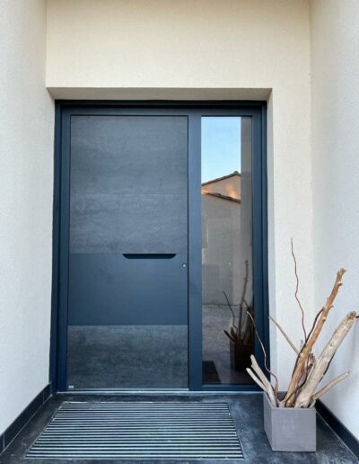 Porte d'entrée alu vitrée noir 9005