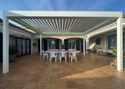 Pergola bioclimatique blanche