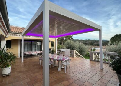 Pergola bioclimatique blanche