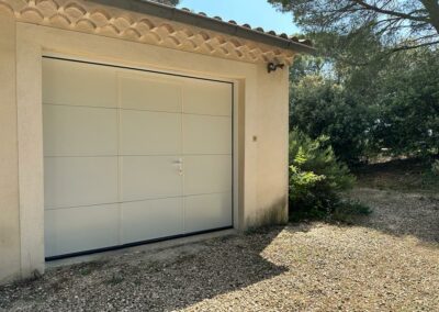 Porte de garage sectionnelle alu motorisée avec portillon intégré