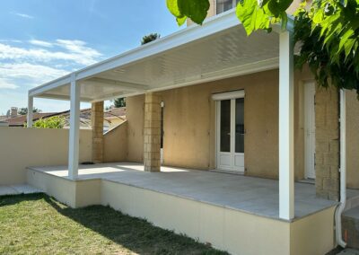 Pergola bioclimatique blanche