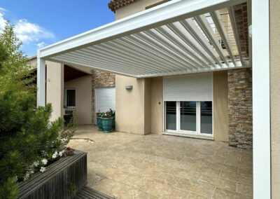 Pergola bioclimatique blanche