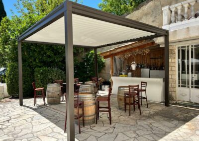 Pergola bioclimatique brun 2650 à Orange