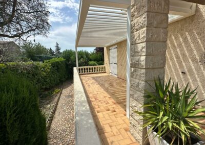 Pergola bioclimatique blanche avec poteau déporté à Orange