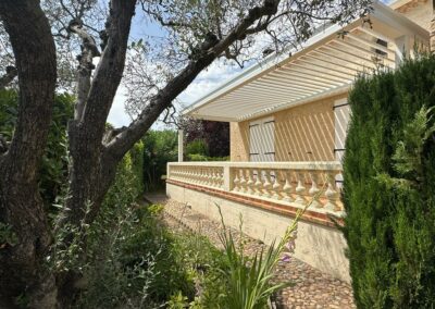 Pergola bioclimatique blanche avec poteau déporté à Orange