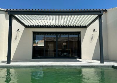 Pergola bioclimatique gris anthracite avec poteaux déportés à Orange