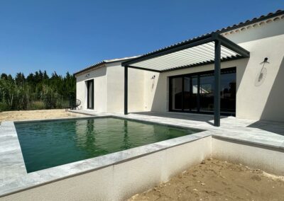 Pergola bioclimatique gris anthracite avec poteaux déportés à Orange
