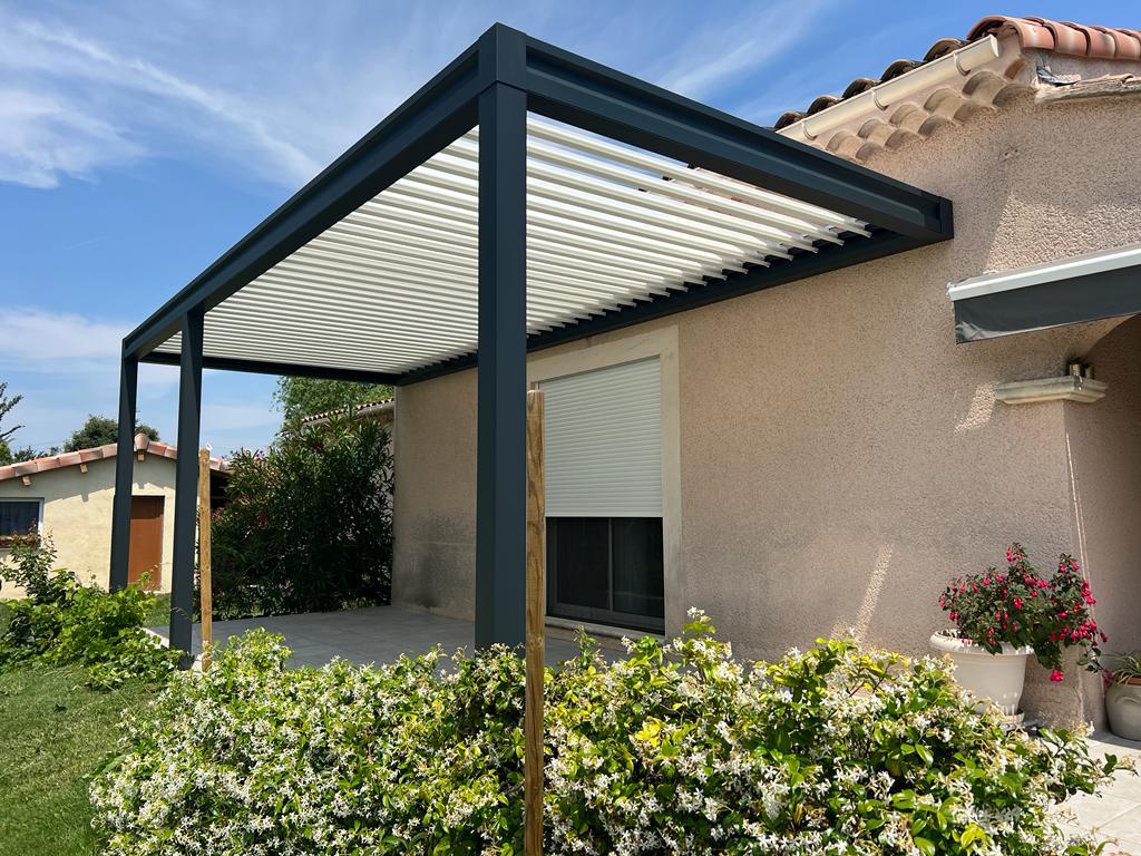 Pergola bioclimatique gris anthracite finition bandeau classique à Orange