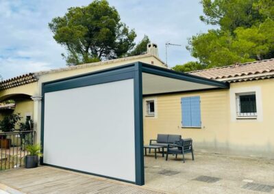 Pergola bioclimatique équipée d'un screen