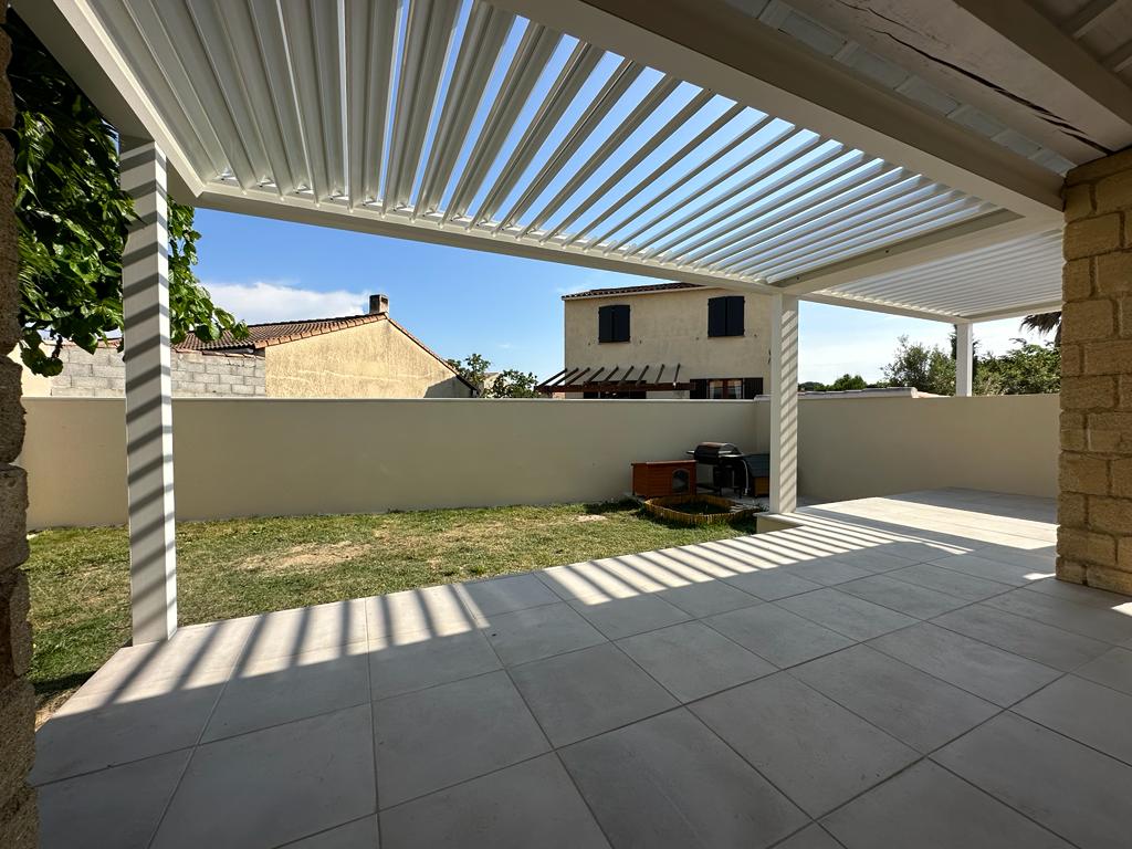 Pergola bioclimatique blanche à Roquemaure