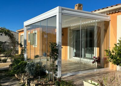 Pergola bioclimatique avec coulissant panoramique