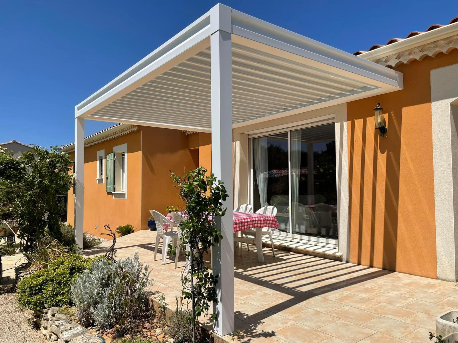 Pergola bioclimatique avec coulissant panoramique