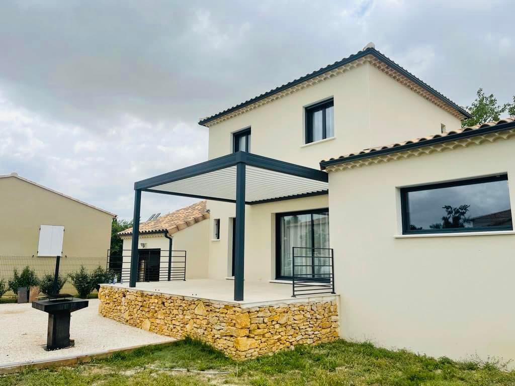 Pergola bioclimatique adossée à la maison à Jonquières