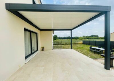 Pergola bioclimatique adossée à la maison à Jonquières