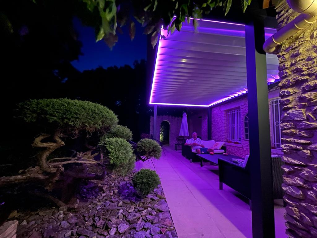 Pergola bioclimatique à St Siffret avec éclairage indirect RGB