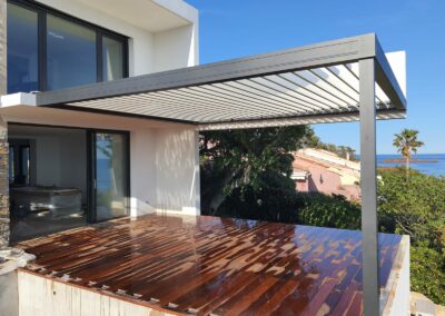 Pergola bioclimatique gris anthracite finition bandeau design