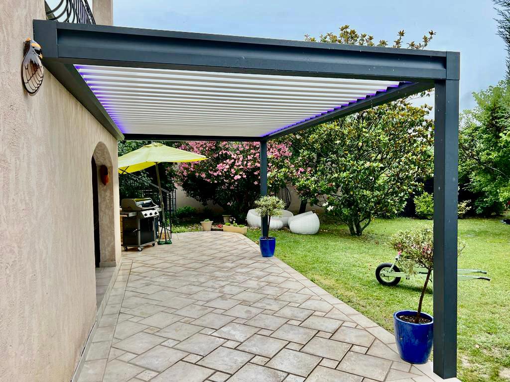 Pergola bioclimatique avec poteaux alignés à Roaix