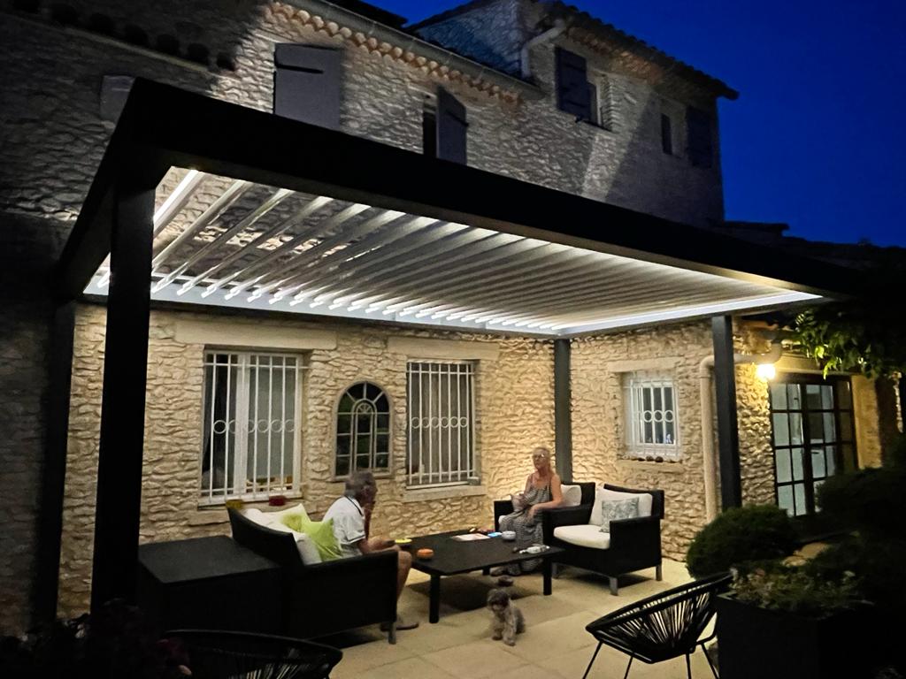 Pergola bioclimatique éclairage indirect LED  lumière chaude