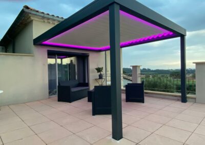 Pergola bioclimatique gris 7016 à Châteauneuf du pape