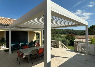 Pergola bioclimatique blanche à Bollene