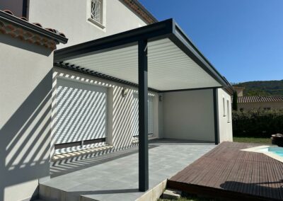 Pergola bioclimatique alu 7016 à Uchaux