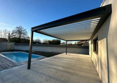 Pergola bioclimatique gris 7016