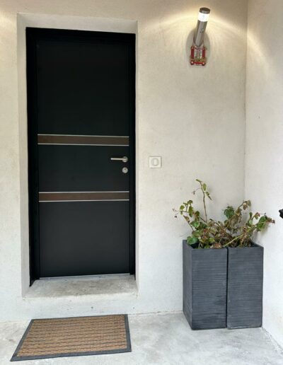 Porte d'entrée alu moderne RAL 9005 à Piolenc