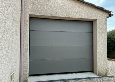 Porte de garage grège 9007 à Violes