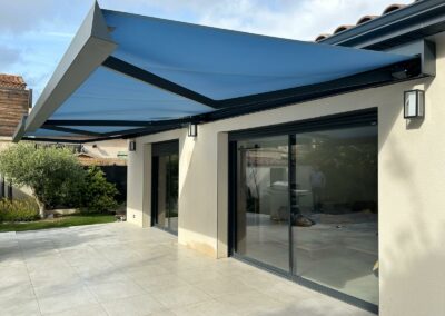 Store banne ouvert gris satiné 5500 toile MERMET