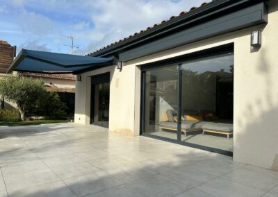 Store banne fermé et ouvert gris satiné 5500 toile MERMET