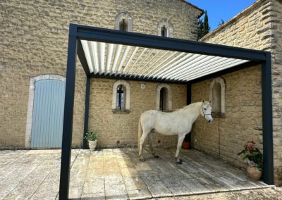Pergola bioclimatique alu 7016 à Caderousse Vaucluse