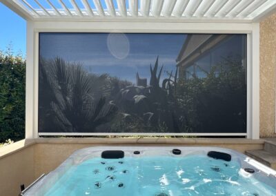 Pergola bioclimatique blanche avec screen store à Orange 84100 Vaucluse