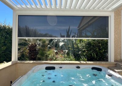 Pergola bioclimatique blanche avec screen store à Orange 84100 Vaucluse