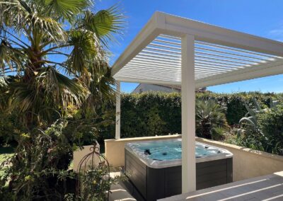 Pergola bioclimatique blanche avec screen store à Orange 84100 Vaucluse