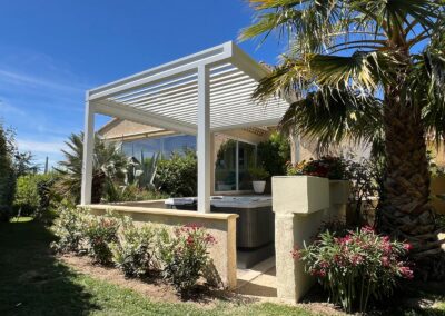 Pergola bioclimatique blanche avec screen store à Orange 84100 Vaucluse