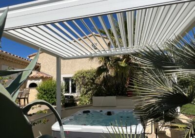 Pergola bioclimatique blanche avec screen store à Orange 84100 Vaucluse