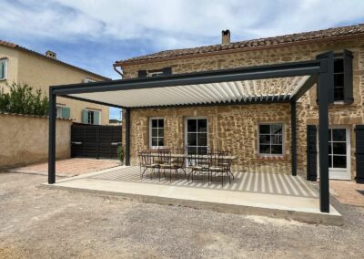 Pergola bioclimatique sur mas en pierre à Rochegude Vaucluse