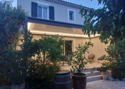 Pergola bioclimatique de nuit piscine à Orange