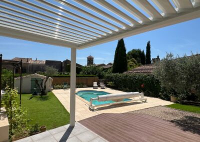 Pergola bioclimatique blanche à Orsan Gard 30200