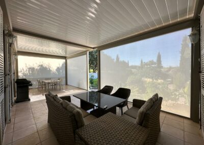 Screen store sur pergola pour fermeture terrasse
