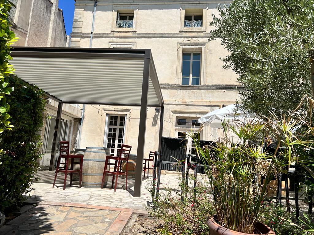 Pergola bioclimatique autoportée Brun 2650