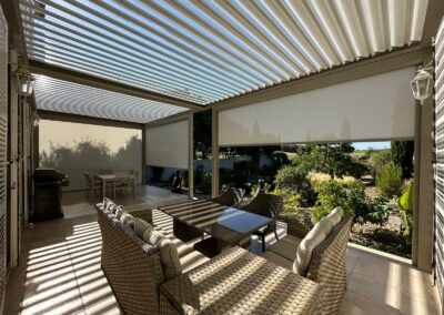 Pergola bioclimatique gris 2800 s avec store screen motorisé (vaucluse 84)