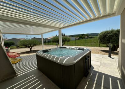 Double pergola bioclimatique blanche avec spa Blanc 9016 St Paul Les Fonts (30)