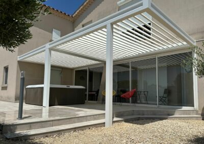 Double pergola bioclimatique blanche avec spa Blanc 9016 St Paul Les Fonts (30)