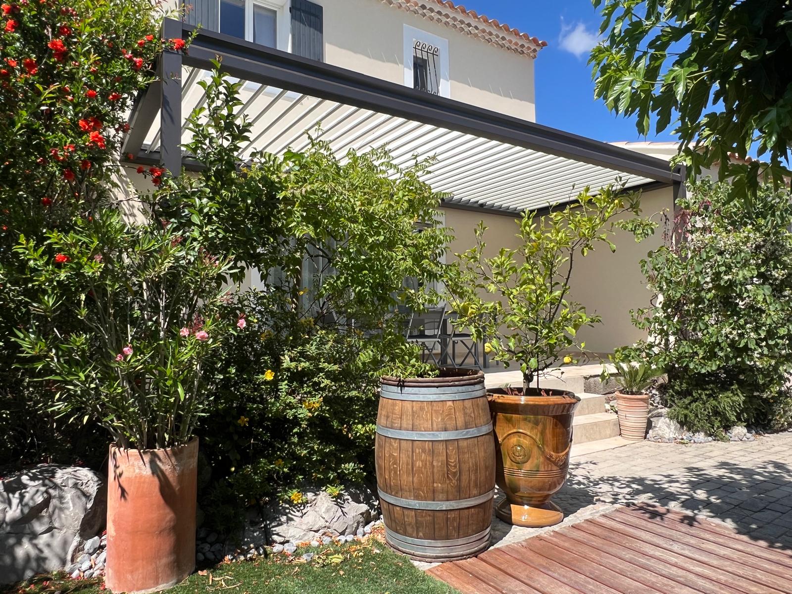 Pergola bioclimatique piscine à Orange