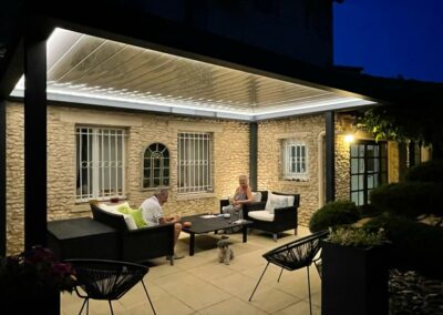 Pergola bioclimatique lames fermées éclairage indirect 4 côtés lumière chaude à Rochegude