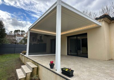 Pergola bioclimatique avec screen et led à Orsan 30200 GARD